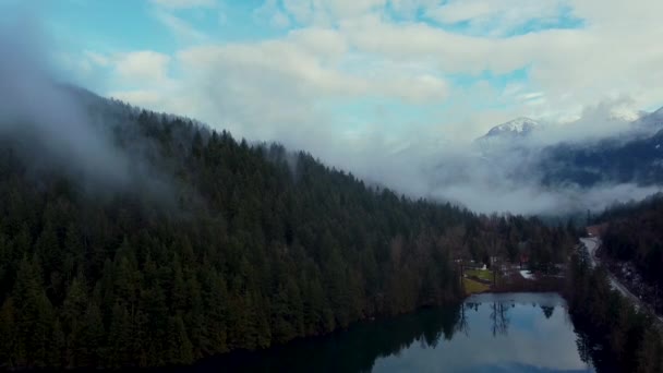 Вид Повітря Озеро Відображає Блакитне Небо Хмарами Оточене Горами Вкритими — стокове відео