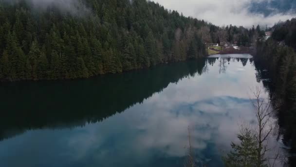 Gök Orman Dağlarla Çevrili Göle Yansıyor — Stok video