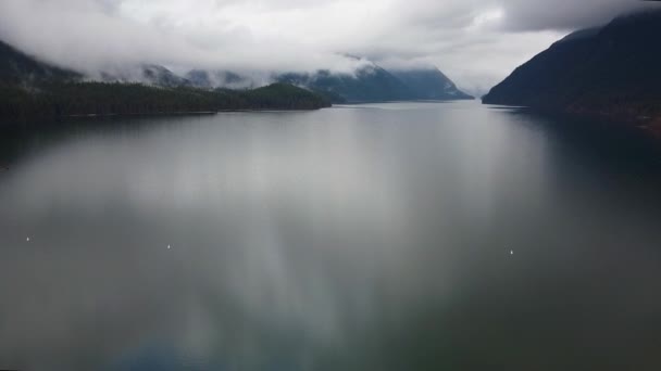 在阴云密布的日子里飞越被群山环绕的湖面 — 图库视频影像
