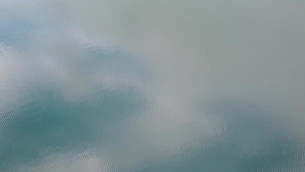 Superficie Agua Con Pequeñas Ondas Que Reflejan Nubes — Vídeo de stock