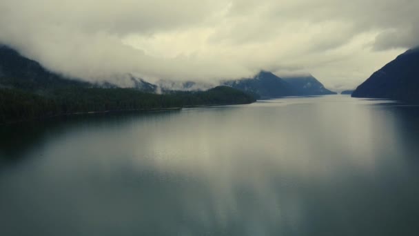 Volare Sul Lago Con Tempo Nuvoloso Con Montagne Foreste Intorno — Video Stock