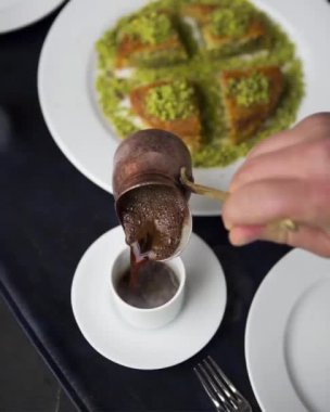 Türk mutfağı, sos, tabak, kebap, meze, akşam yemeği, pankart, restoran, üst görünüm, masa, orta doğu, humus, kase, domates, Arap, parti, başlık, arka plan, helâl, pita, sos, et, kuzu eti, asyan, Yunanca, nar, sebze, sığır eti,