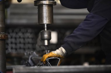 Sanayi, fabrika, kıvılcım, endüstri, üretim, çelik, imalat, iş, kaynak, yangın, güvenlik, kaynak, metal, metal, imalat, işyeri, yapı, duman, maske, adam, inşaat, montaj, beceri, yay