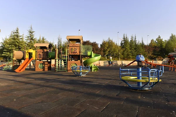 遊び場 スライド 楽しい カラフルな 子供時代 ゲーム スイング レジャー — ストック写真