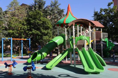 park, oyun alanı, açık hava, yeşil, yaz, eğlence, ekipman, oyun, kaydırak, dışarıda, eğlence, ağaç, egzersiz, eğlence, zemin, çocukluk, salıncak, oyuncak, çocuk, çocuk, plastik, mavi, oyun, arka plan