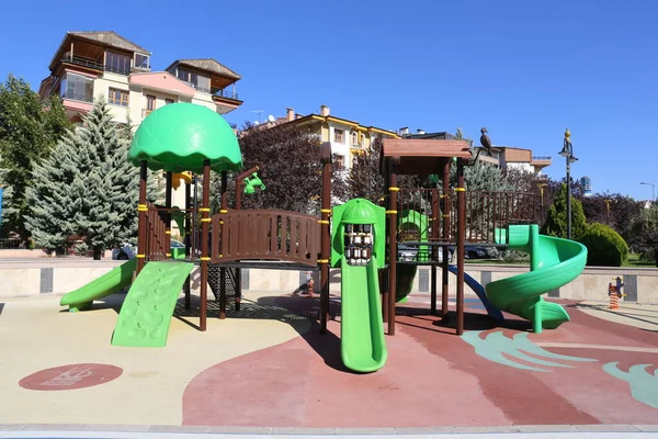 Parque Playground Outdoor Verde Verão Recreação Equipamento Jogo Slide Exterior — Fotografia de Stock