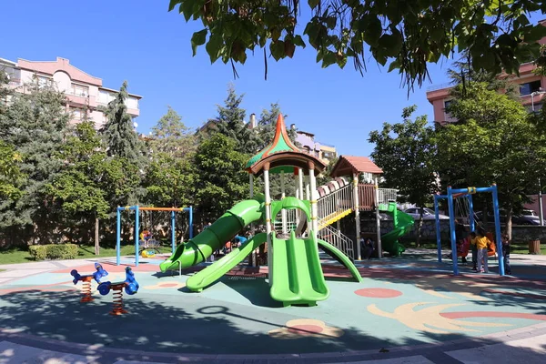 Park Játszótér Szabadban Zöld Nyár Rekreáció Felszerelés Játék Csúszda Kívül — Stock Fotó