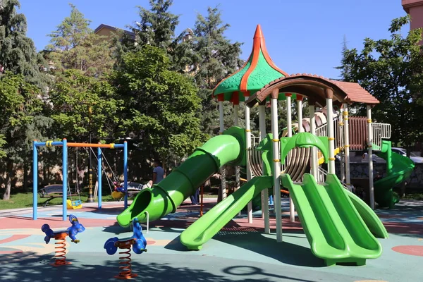 Park Játszótér Szabadban Zöld Nyár Rekreáció Felszerelés Játék Csúszda Kívül — Stock Fotó