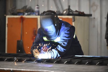 kaynak, kaynak, metal, işçi, çelik, endüstri, iş, sanayi, inşaat, fabrika, üretim, kaynak, yangın, onarım, kıvılcım, araç, zanaatkar, demir, maske, çalışma, araba, güvenlik, koruma, sıcak