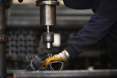 makine, sanayi, metal, araç, iş, sanayi, çelik, ekipman, fabrika, üretim, matkap, teknoloji, makine, torna, barista, yağ, kahve, araba, kafe, üretim, değirmen, el, mekanik, onarım, işçi