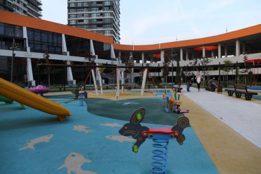 oyun alanı, eğlence, çocukluk, çocuk, yaz, park, şirin kız, mutlu çocuk, oyun, insanlar, gülümseme, açık hava, şakacı, kafkas, boş zaman, dışarıda aktivite, mutluluk, küçük, oyun, kayma, neşe, neşe, eğlence