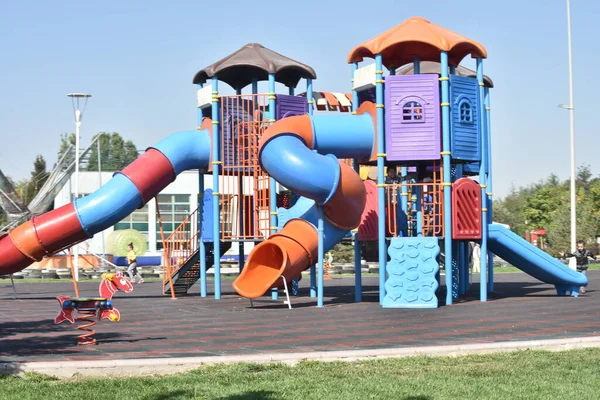 Parque Infantil Diversión Infancia Niño Verano Parque Lindo Chica Feliz — Foto de Stock