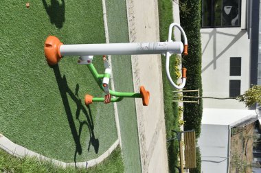 park, yeşil, bank, yaş, oturma, bahçe, koltuk, eski, rahat, açık hava, doğa, arka plan, sandalye, mobilya, rahatlama, ahşap, insanlar, renk, açık hava, manzara, kahverengi, ahşap, bir, ön, yaşlı, kimse, dinlenme