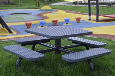 park, yeşil, bank, yaş, oturma, bahçe, koltuk, eski, rahat, açık hava, doğa, arka plan, sandalye, mobilya, rahatlama, ahşap, insanlar, renk, açık hava, manzara, kahverengi, ahşap, bir, ön, yaşlı, kimse, dinlenme