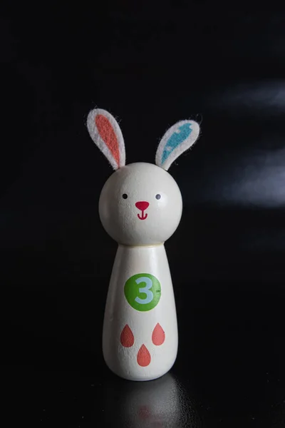 Şirin Paskalya bunny şekil ve tablo karşı ahşap arka plan, metin için yer boyalı yumurta