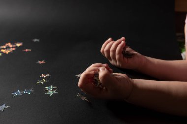 Çocuk avuçlarında küçük yıldızlar