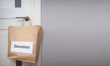 Kapı koluna bir bağış çantası as.