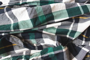 Yeşil, gri, siyah ve sarı renkli desenli desenli frak gömlekli. Kontrol edilen kereste kriko gömlek kumaşı, modaya uygun kumaş tasarımının üst görüntüsü, boş pamuk kumaş.