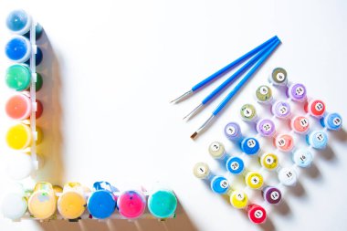 Rakamlara göre resim. Tuvale resim çiziyorum. Numaralı boya kutuları. Yaratıcı hobi. Seçici odaklanma. Akrilik boyalarla numaralar çizerek. Karantinaya alınmış eğlence..