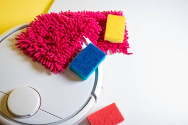 Modern ev temizleme ürünleri. Robot elektrikli süpürge, temizlik süngeri, temizlik kimyasalları, toz çözücü, uzun saçlı bez parçası.