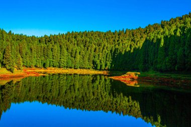 Solaryum adalarında göl