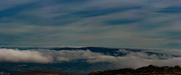 Berglandschap Met Wolken Mist Panoramisch Beeld — Stockfoto