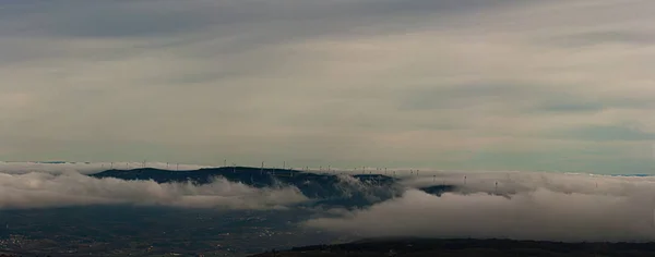 Panoramisch Beeld Van Een Bergketen Vol Windturbines — Stockfoto