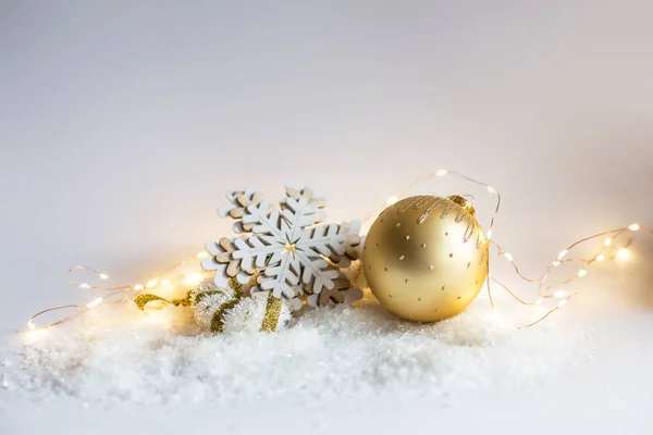 Gouden Ornament Witte Sneeuwvlok Sneeuw Witte Achtergrond — Stockfoto