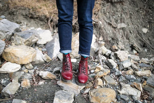 Červené boty ve skalách — Stock fotografie