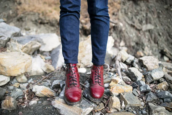 Rote Stiefel in den Felsen — Stockfoto
