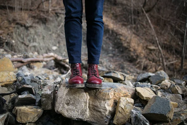 Červené boty na kameni — Stock fotografie