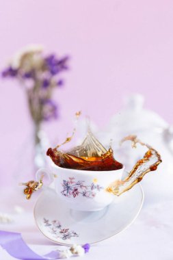 Uçan çay ve yükselen bardak