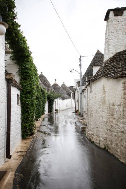 Apulia 'daki Alberobello' nun güzel trulli yardaları