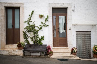 Apulia 'daki Alberobello' nun güzel trulli yardaları