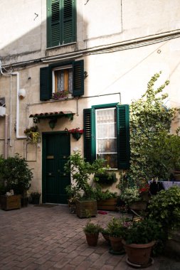 Güzel dış görünüşlü İtalyan ortaçağ bahçesi.