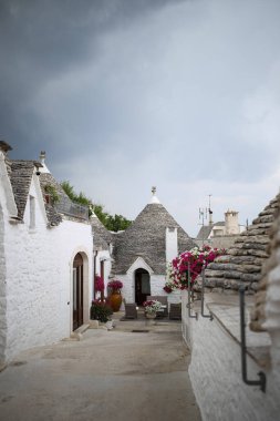 Apulia 'daki Alberobello' nun güzel trulli yardaları