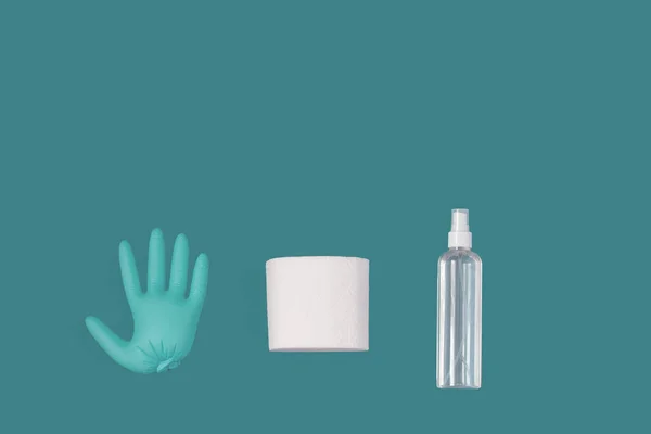 Sanitizer, un guanto medico e una carta igienica — Foto Stock