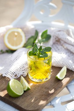 İçinde nane yaprakları olan sarı kokteyl.