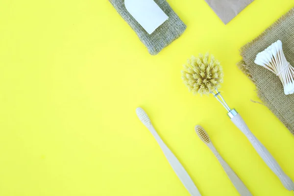 Producto ecológico sobre fondo amarillo con productos de madera — Foto de Stock