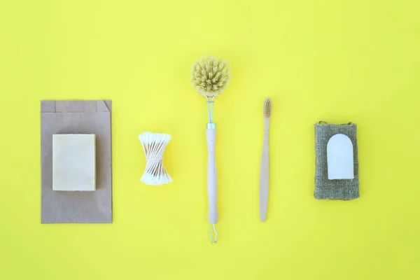 Producto ecológico sobre fondo amarillo con productos de madera — Foto de Stock