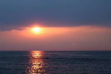 Güzel turuncu gün batımı Koyu renkler