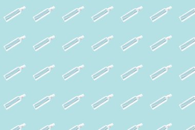 Şeffaf sprey şişesinde el dezenfektanı.