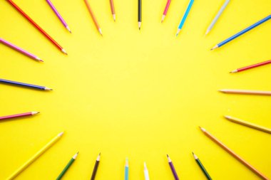Sarı arkaplanda renkli kalemler
