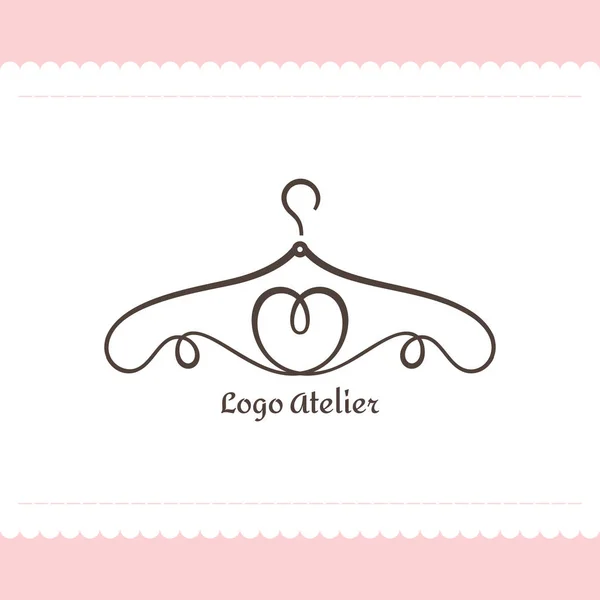 Logo para Atelier, boutique de bodas, tienda de ropa para mujer. Plantilla vectorial de la marca para el diseñador de moda. Elemento para costura y sastrería Studio. Percha de líneas en forma de corazón — Vector de stock