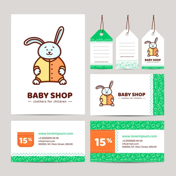 Una tienda de marca para bebés. Logo, tarjeta de visita y etiqueta de precio. Elementos de identidad corporativa para costura y sastrería Studio. Bunny en overol. Ilustración en estilo de dibujos animados — Vector de stock