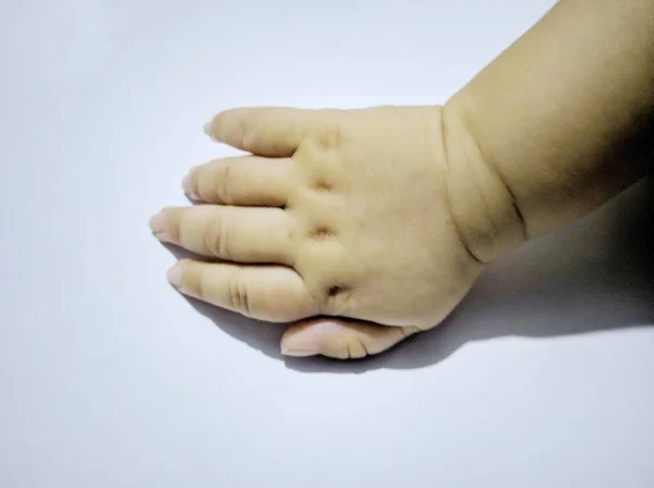 白い背景に孤立した可愛い赤ちゃんの手 — ストック写真