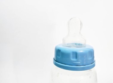 bebek şişesi beyaz arka planda izole