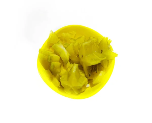 在白色的背景上 用黄色的碗把星星的果实切碎 新鲜水果 — 图库照片
