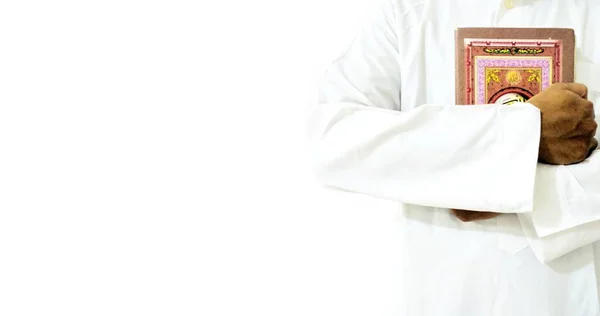 Hombre Sosteniendo Leyendo Quran Fondo Islámico —  Fotos de Stock