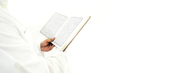 Άντρας Που Κρατάει Και Διαβάζει Κοράνι Ισλαμικό Υπόβαθρο — Φωτογραφία Αρχείου